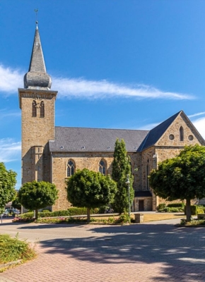 Aussenansicht der St. Philippus und Jakobus Kirche in Steinbeck bei strahlend blauen Himmel