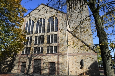 Pfarrkirche St. Dionysius Recke von Außen mit hoher Fensterfront