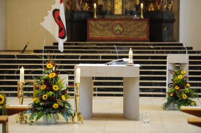 Geschmückter Altar in der Pfarrkirche St. Dionysius Recke 